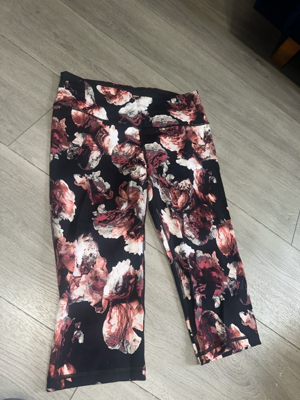Victoria Sport NWOT Floral Print Capri Leggings - Black & Pink size Large